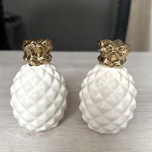 Pair of salt shakers pineapple white gold